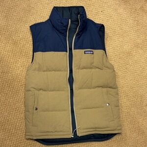 Patagonia Men's Navy and Tan reversible Vest